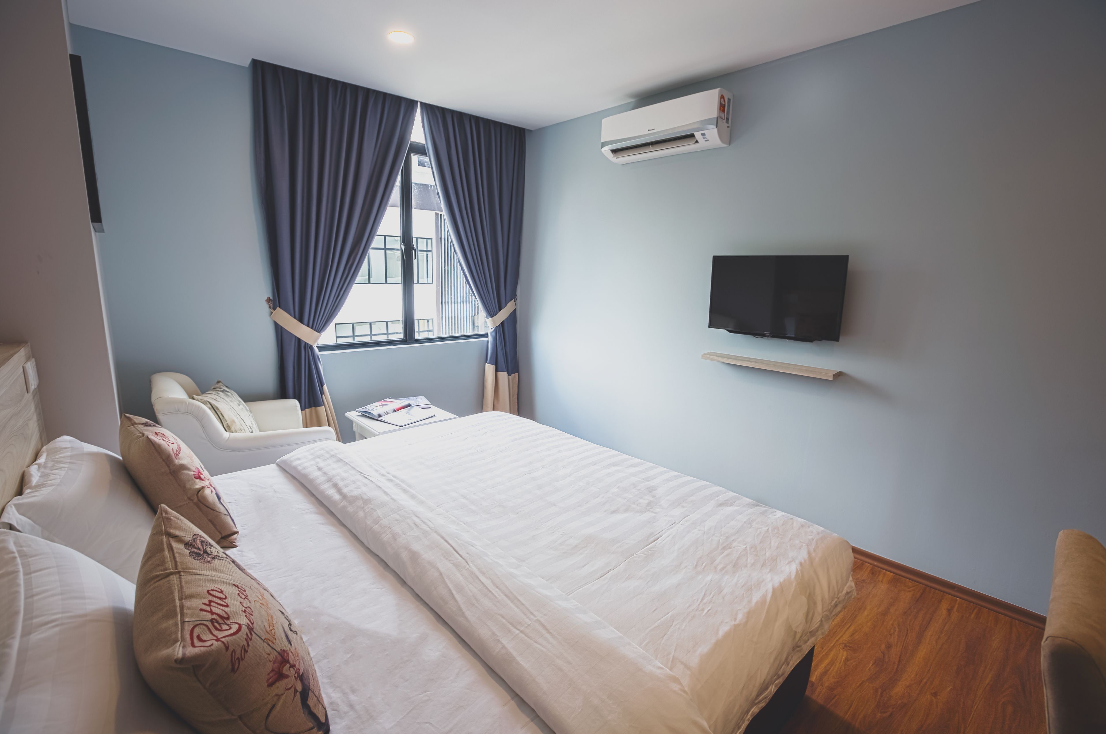 executive deluxe | desk, free wifi, bed sheets