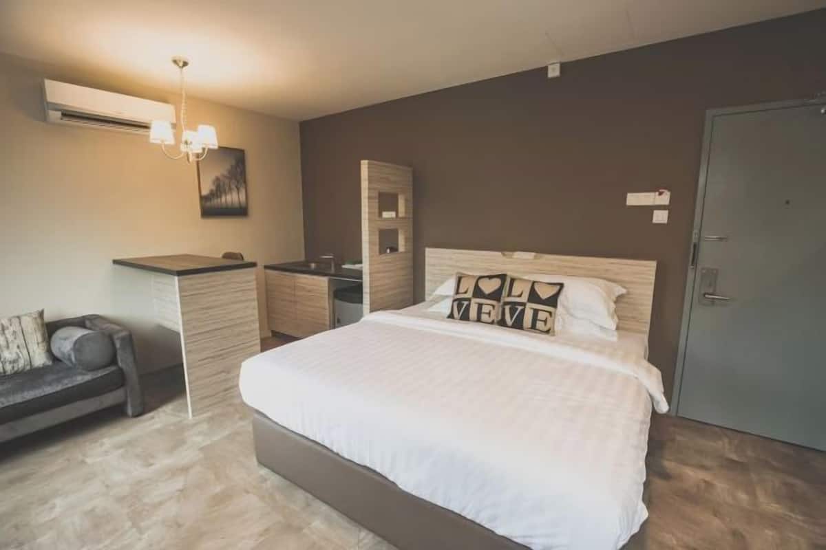 Desk, free WiFi, bed sheets
