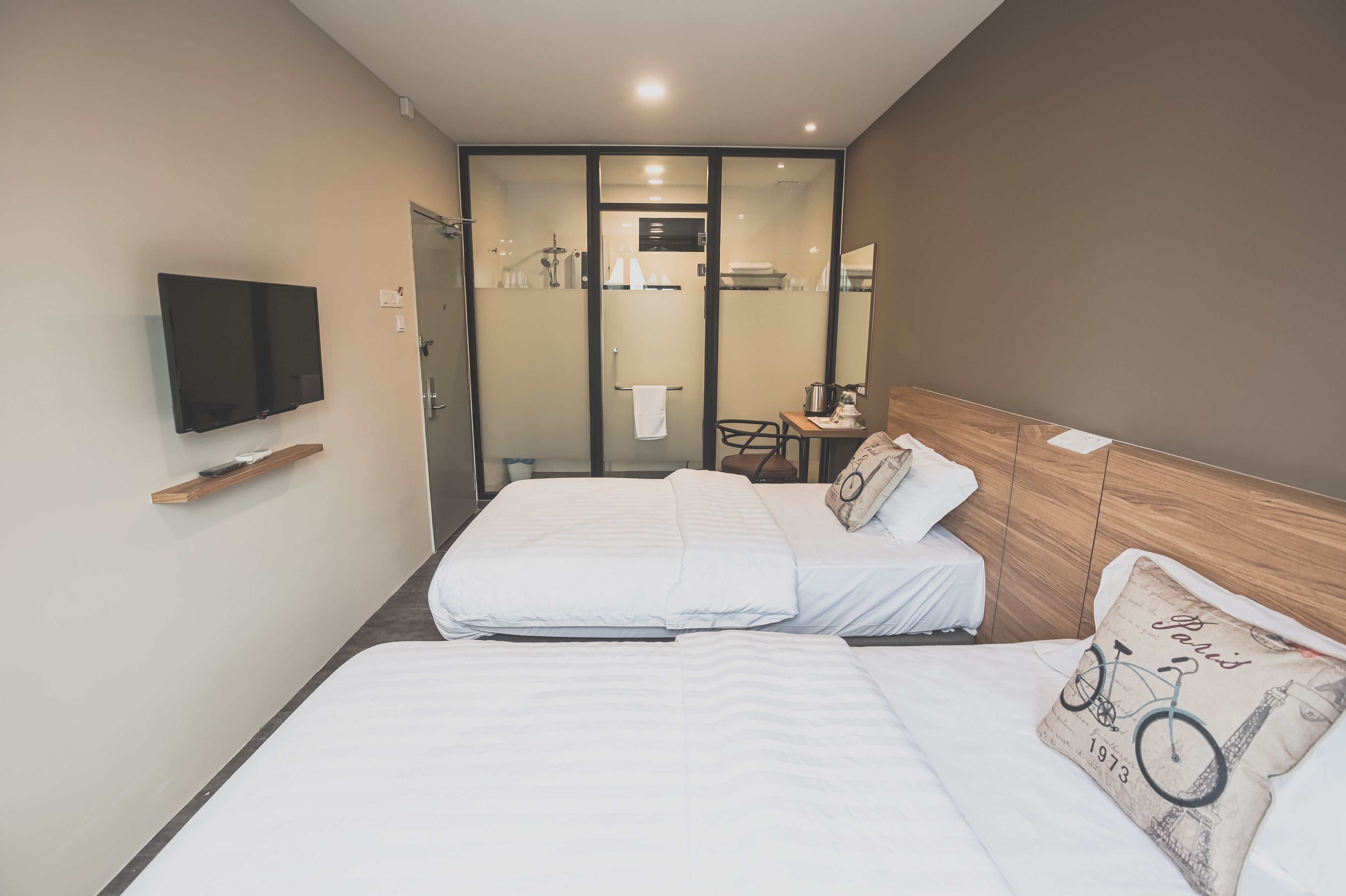 twin deluxe | desk, free wifi, bed sheets