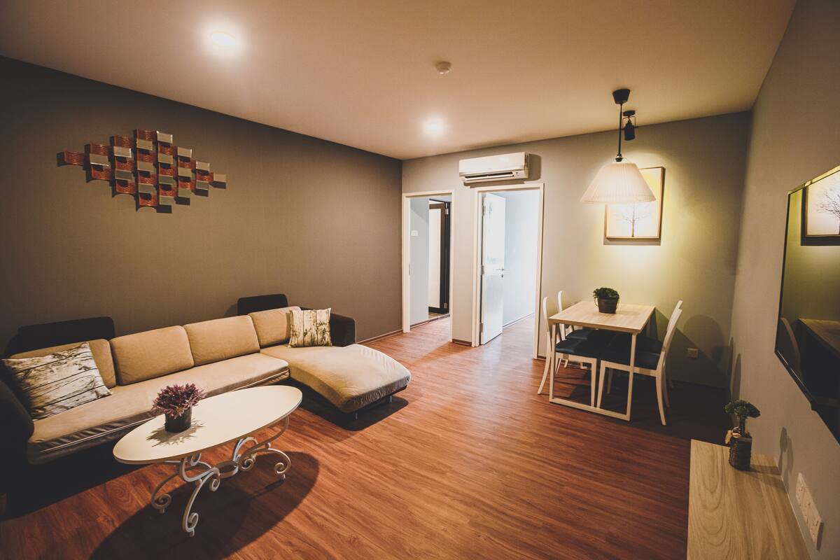 Un salon moderne avec un canapé, une table basse et un coin repas.