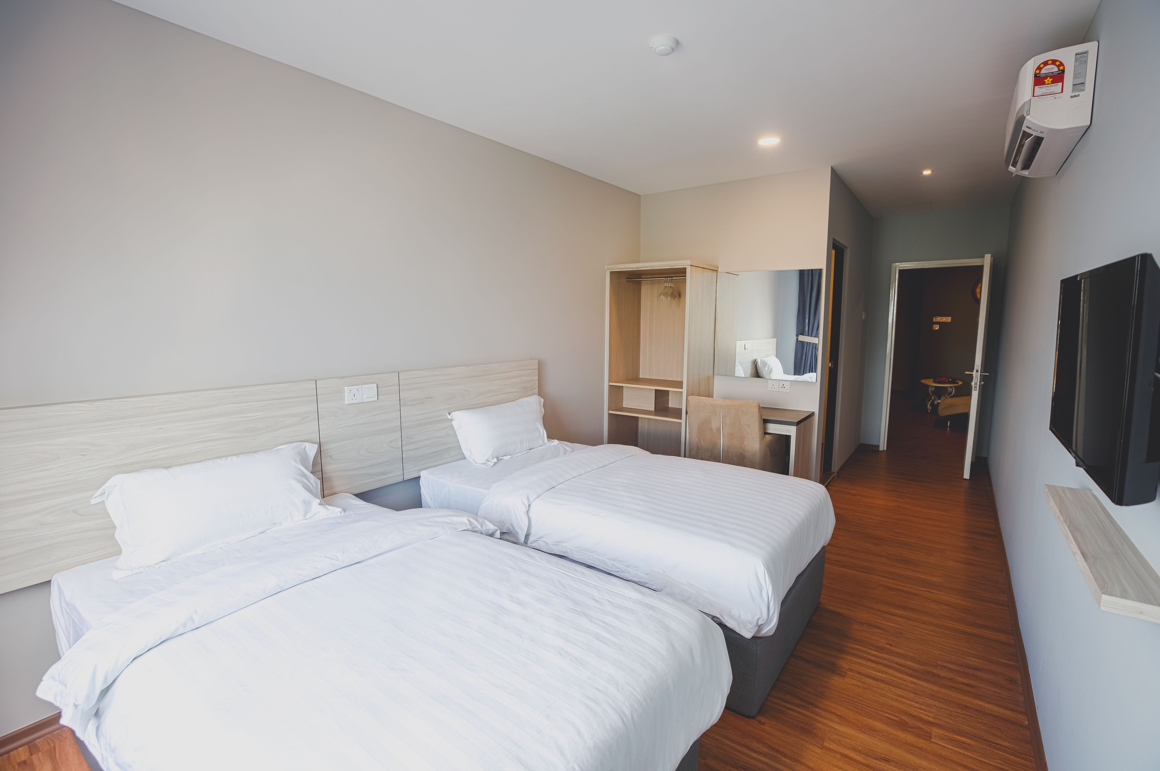 executive twin room, 2 single beds | desk, free wifi, bed sheets