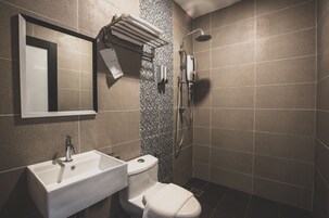 Kostenlose Toilettenartikel, Haartrockner, Hausschuhe, Seife