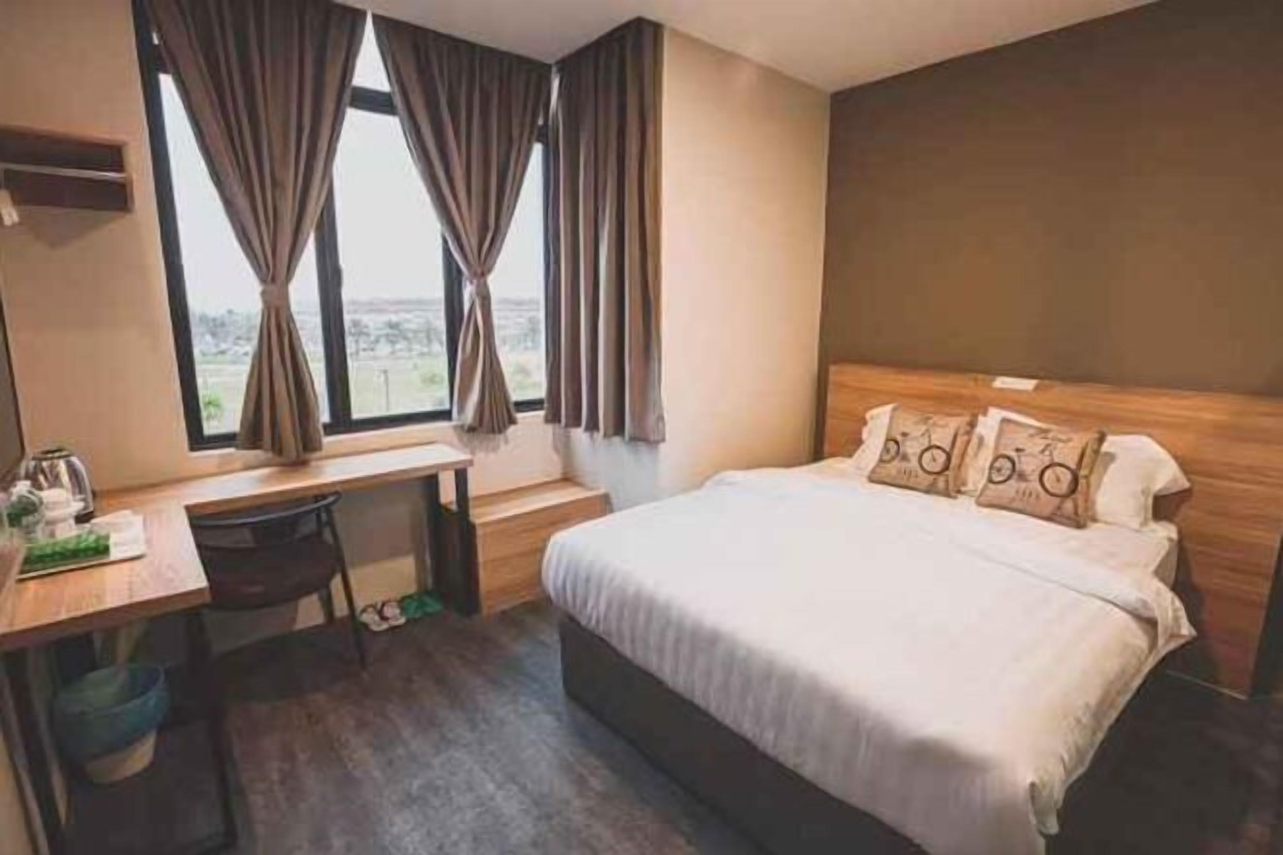 Skrivebord, wi-fi (inkludert) og sengetøy