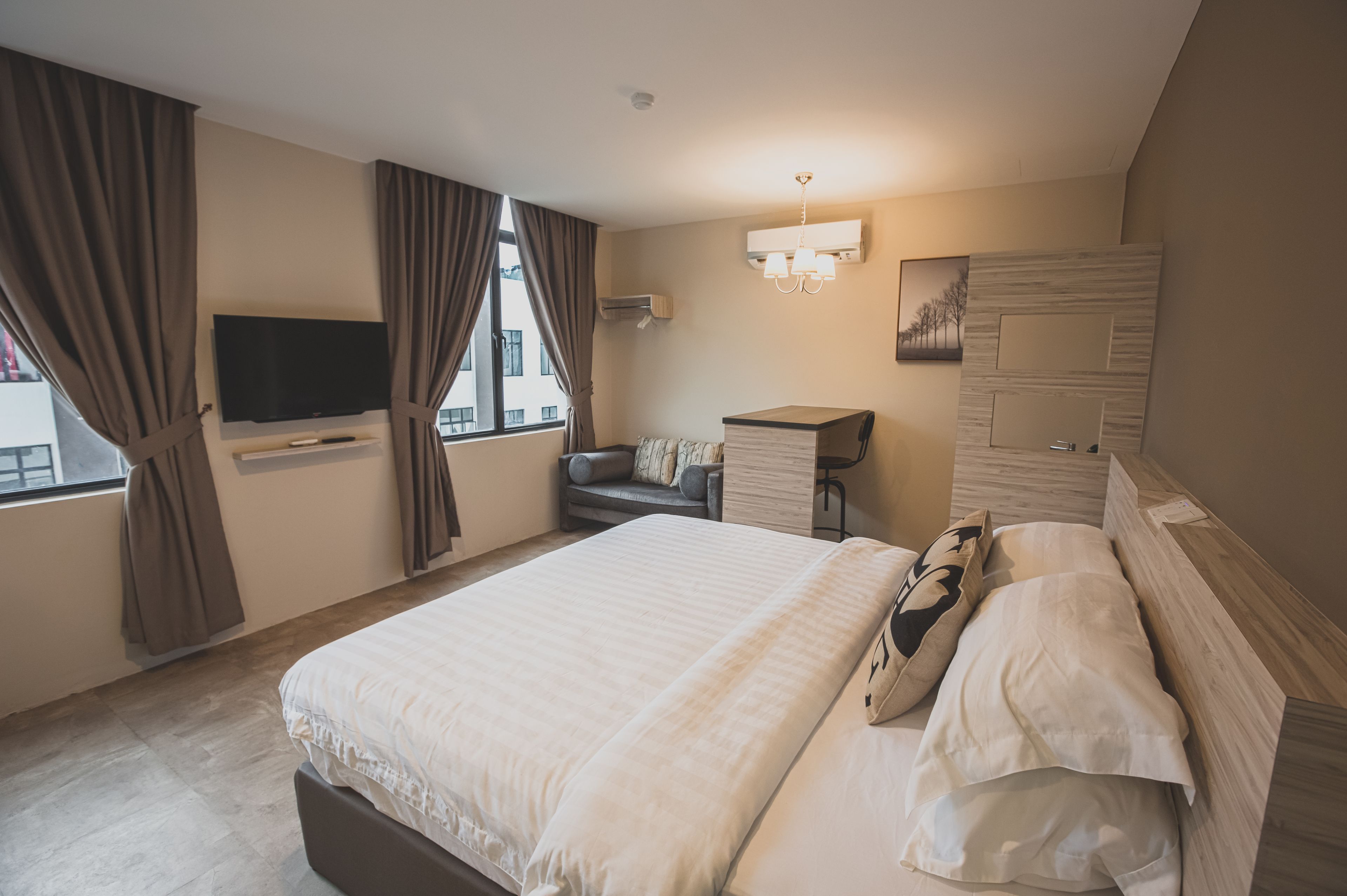 studio king room, with jaccuzi | desk, free wifi, bed sheets