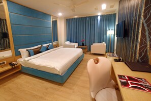 Deluxe-Doppel- oder -Zweibettzimmer, 1 Schlafzimmer, Stadtblick | 1 Schlafzimmer, hochwertige Bettwaren, Minibar, Zimmersafe