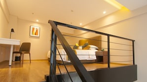 Une chambre à coucher moderne avec un lit, un bureau et une chaise.