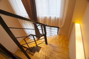 Loft ex écutif, Plusieurs lits | Literie de qualité, minibar, bureau, rideaux d’obscurcissement