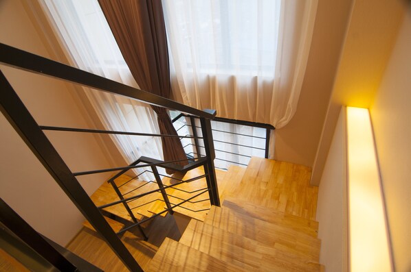 Ropa de cama de alta calidad, minibar, escritorio y cortinas blackout