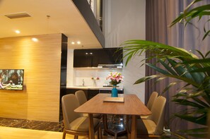 豪华行政套房 | 高档床上用品、迷你吧、办公桌、遮光窗帘