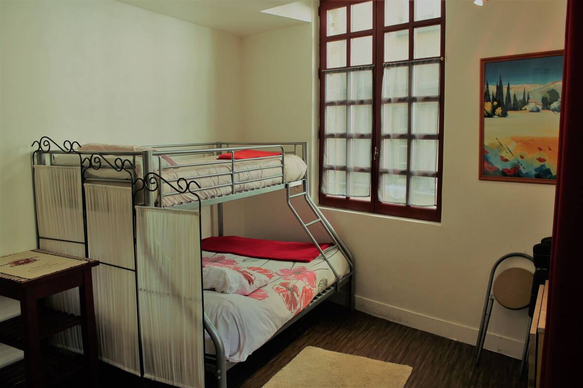 Cots/infant beds, rollaway beds, free WiFi