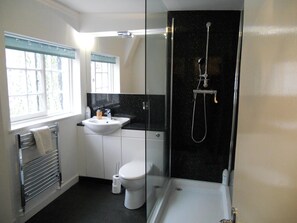 Dusj, hårføner og håndklær