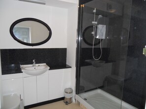 ห้องทวิน | ห้องน้ำ | ฝักบัว, ไดร์เป่าผม, ผ้าเช็ดตัว