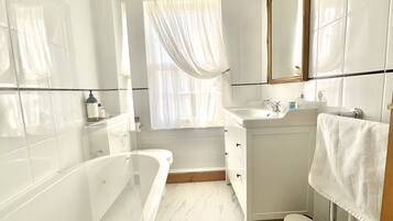 Superior Cottage, Private Bathroom (Old Post Cottage) | Bathroom | Eco-friendly toiletries, towels