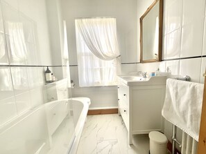 Superior Cottage, Private Bathroom (Old Post Cottage) | Bathroom | Eco-friendly toiletries, towels - Green Cottages (Sittingbourne)