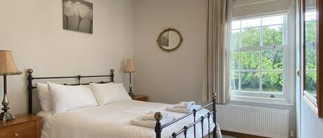 1 غرفة نوم وأغطية فراش متميزة وبديكورات فريدة لكل غرفة