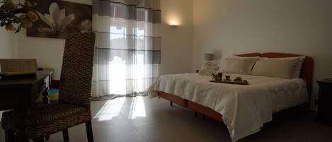 Chuveiro, produtos de toalete grátis, secador de cabelo, bidê