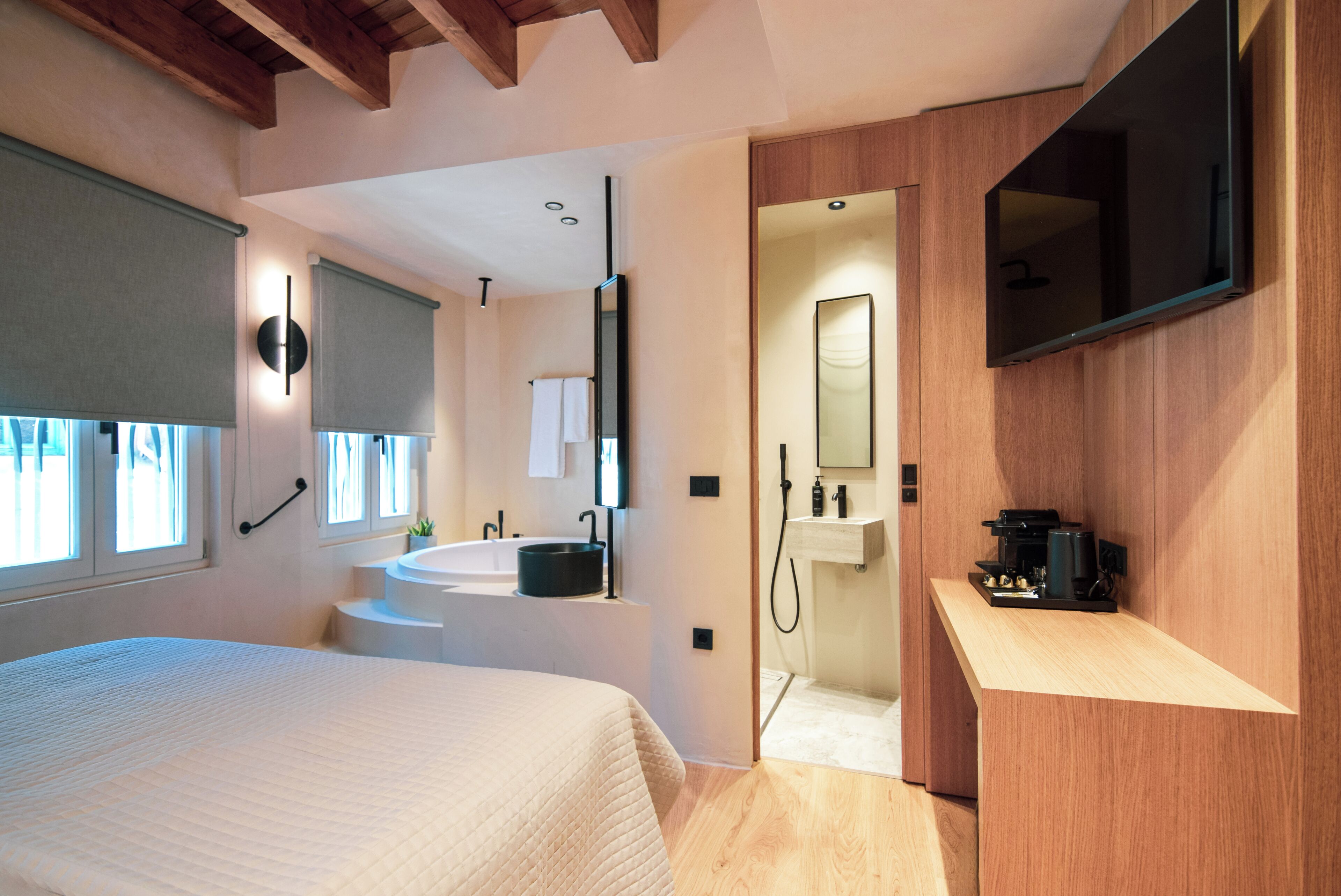 Lovers' Nest with Indoor Tub | Hochwertige Bettwaren, Pillowtop-Betten, Zimmersafe