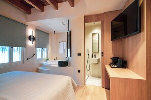 Lovers' Nest with Indoor Tub | Premium bedding, pillowtop beds, in-room safe, individually decorated - Consolato Boutique (Chania)