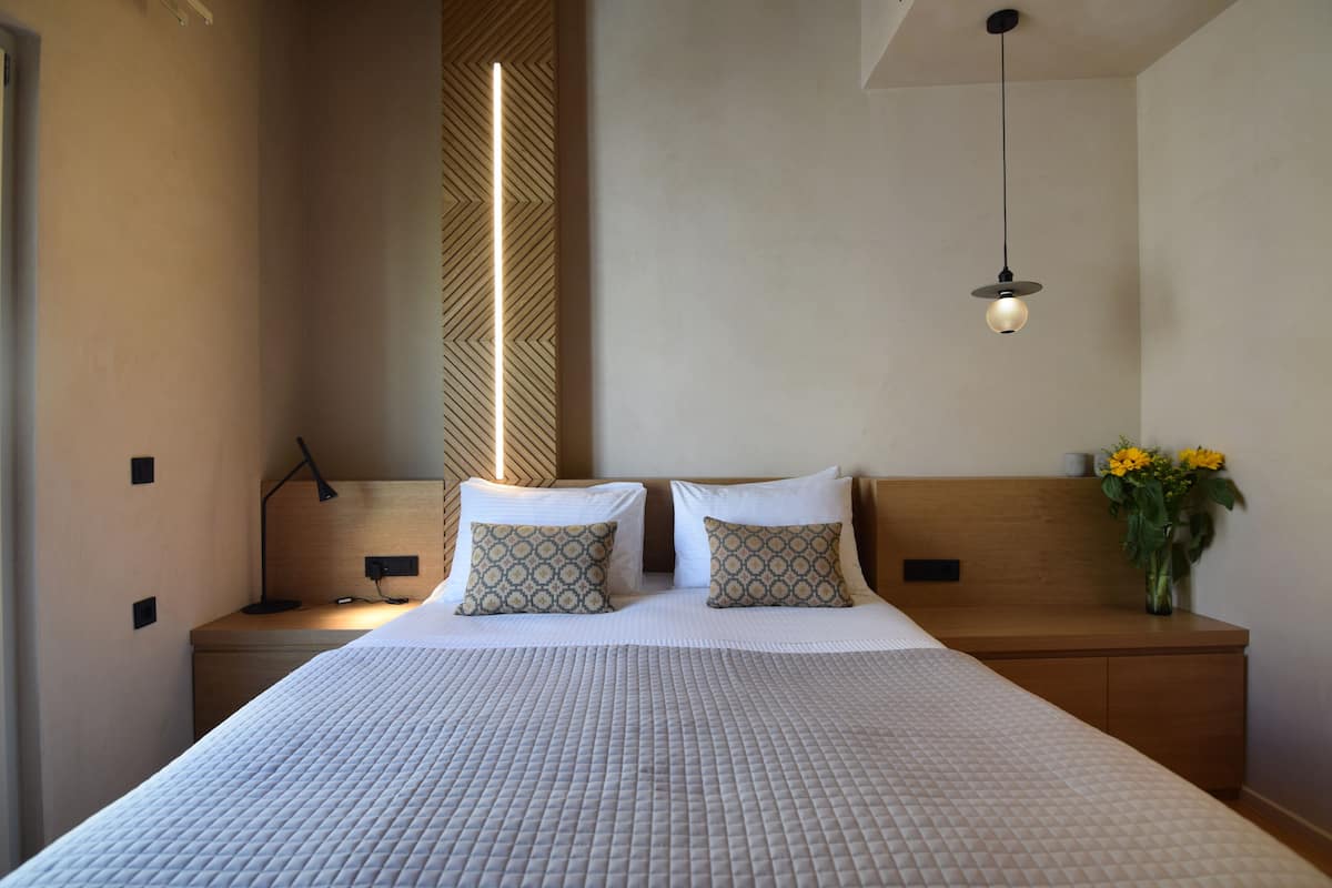Cozy Suite with Old Town View and Balcony | Literie de qualité, lit avec matelas à plateau-coussin