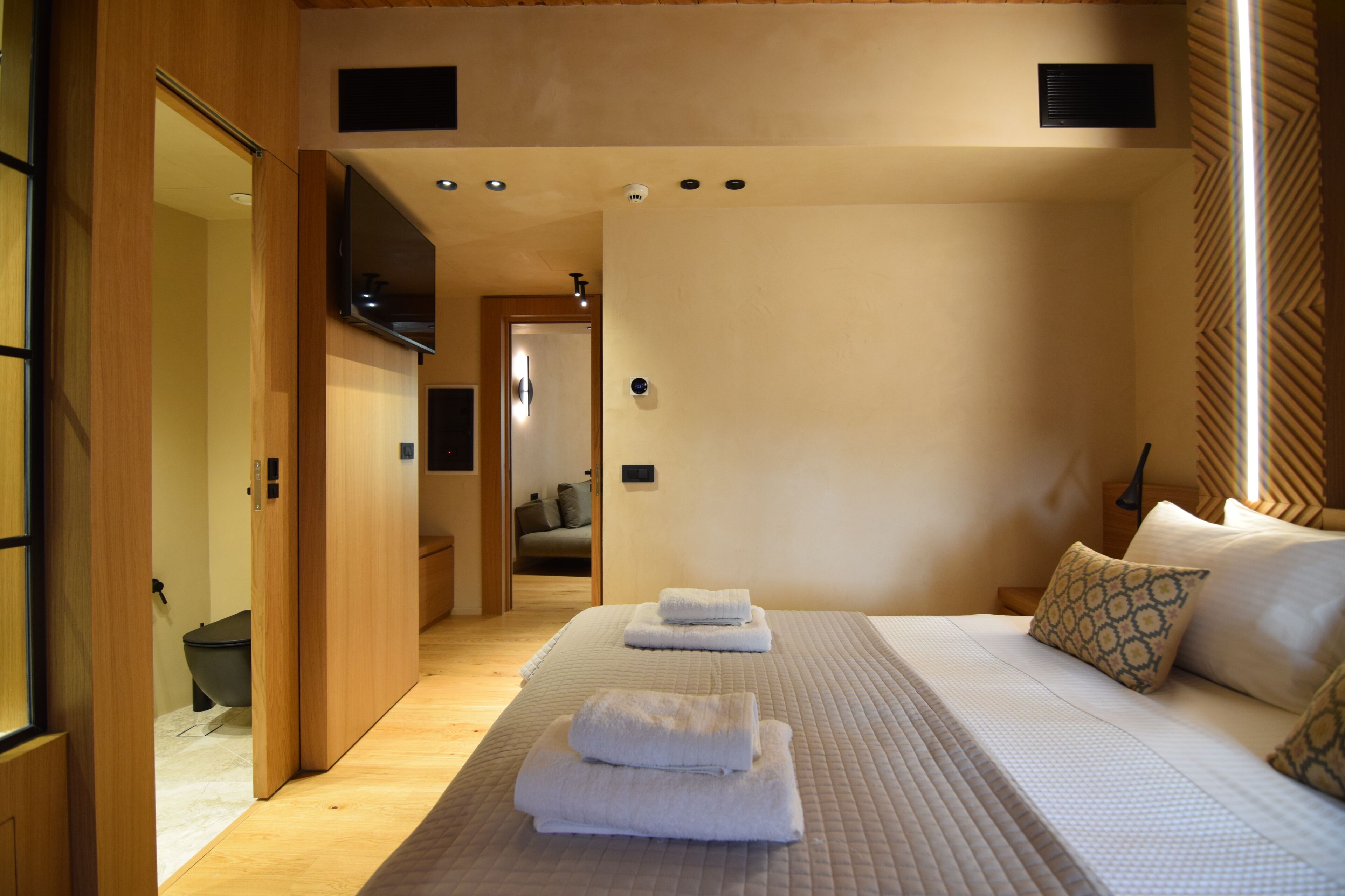 One-Bedroom Family Suite with Indoor Tub | Literie de qualité, lit avec matelas à plateau-coussin