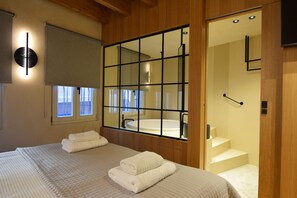 One-Bedroom Family Suite with Indoor Tub | Sengetøy av topp kvalitet, senger med overmadrass og safe på rommet