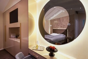 Junior Suite with Private Terrace and Panoramic View | Room amenity - Consolato Boutique (Chania)