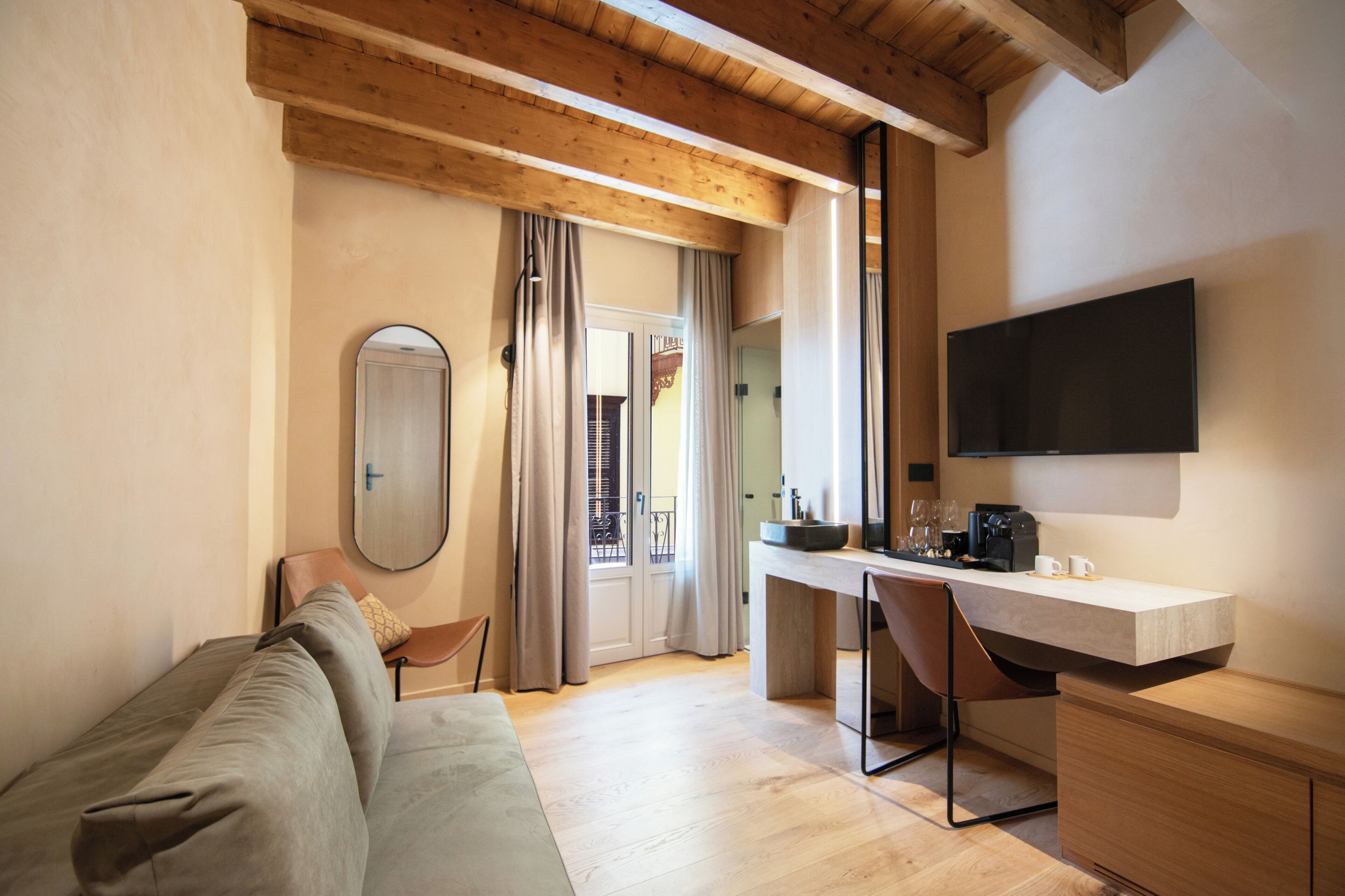One-Bedroom Family Suite with Indoor Tub | Living area