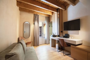 One-Bedroom Family Suite with Indoor Tub | Living area | Flat-screen TV - Consolato Boutique (Chania)