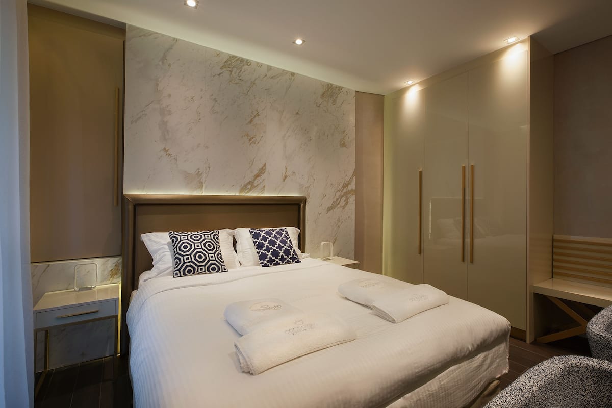 Luxe beddengoed, pillowtop-bedden, een kluis op de kamer