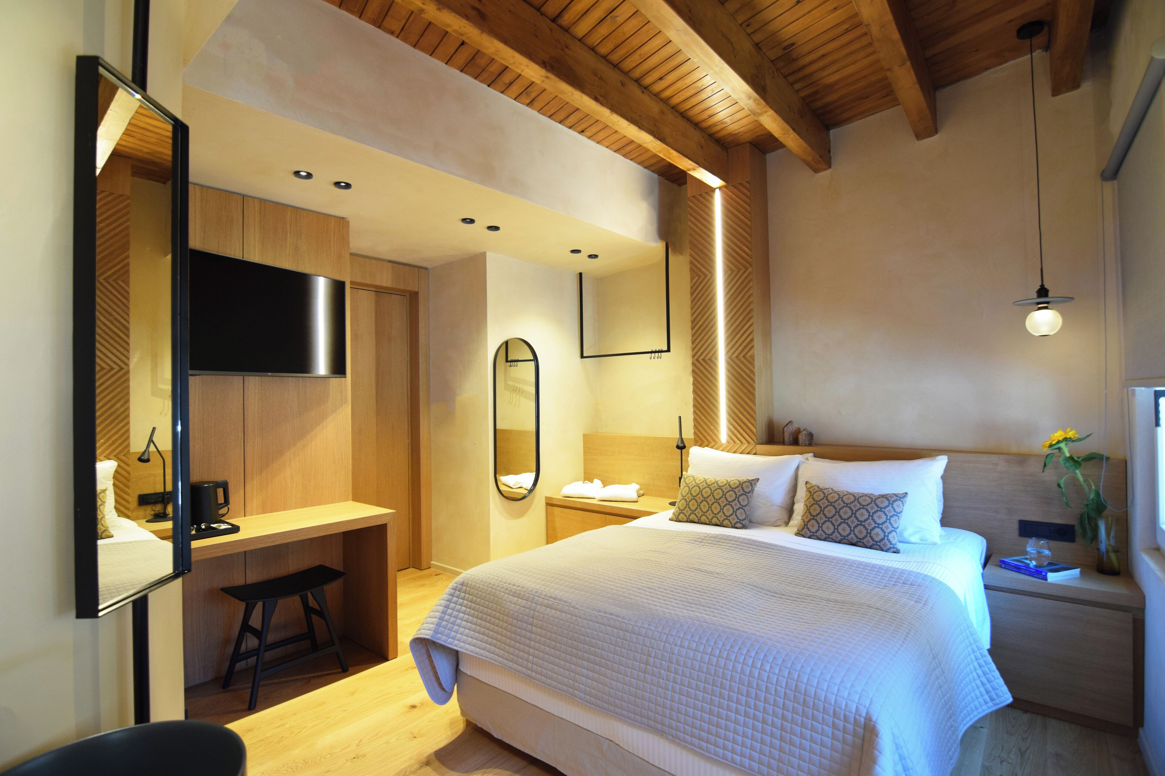 Honeymoon Suite Indoor Tub | Literie de qualité, lit avec matelas à plateau-coussin