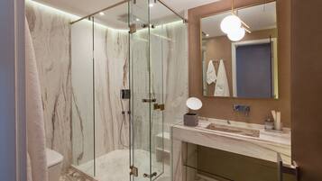 Produtos de toalete de grife, secador de cabelo, chinelos