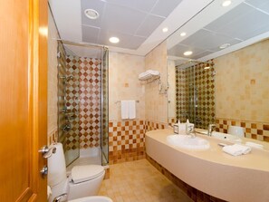Combined shower/tub, deep soaking tub, free toiletries, hair dryer - Roda Beach Resort (Dubai)