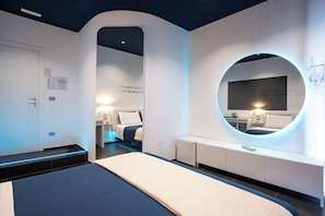 Quarto conforto, 1 quarto, sacada, vista para o mar | Individualmente decorados, escrivaninha, berços grátis