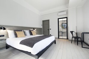 Superior Double Room | Free minibar, in-room safe, desk, blackout curtains - La Ferrovia Guest House (Sorrento)