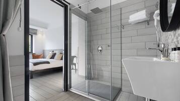 Superior Double Room | Bathroom | Shower, free toiletries, hair dryer, slippers