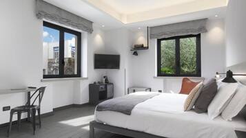 Une chambre moderne avec un lit, un bureau, une chaise, un téléviseur et une fenêtre donnant sur un beau paysage.