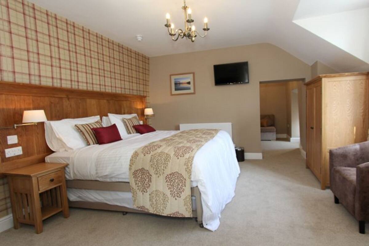 executive room | premium bedding, in-room safe, individually decorated, blackout curtains