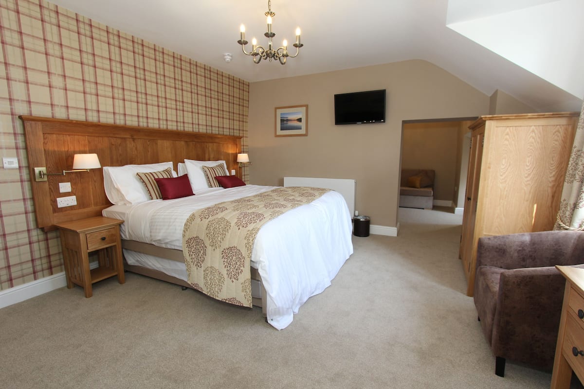 Premium bedding, in-room safe, blackout curtains, soundproofing