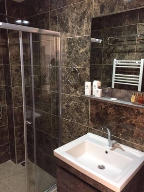 Shower, free toiletries, hair dryer, slippers - Gumus Park Resort Atakum (Atakum)