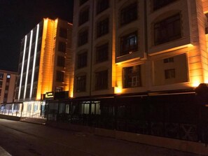 Front of property – evening/night - Gumus Park Resort Atakum (Atakum)