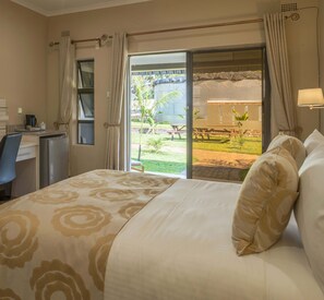 Caja de seguridad en la habitación y escritorio 