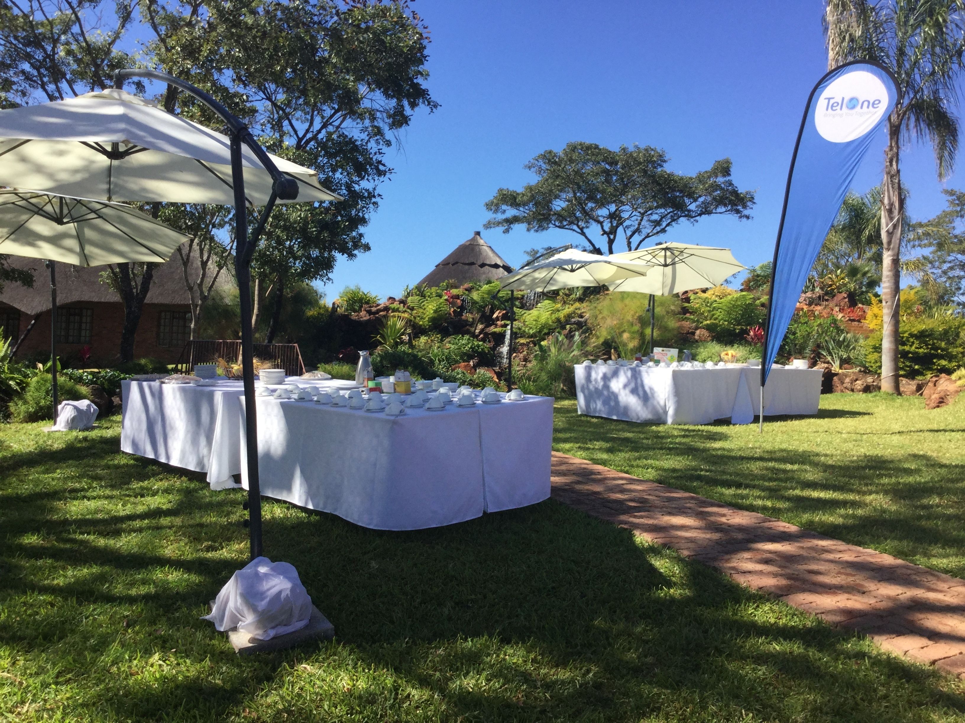 供应早餐、午餐和晚餐，本地与国际菜
