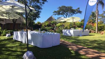 Se sirven desayunos, almuerzos, cenas y cocina local e internacional