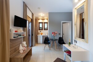 Estudio Confort | Zona de estar | Una televisión de pantalla plana