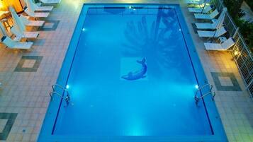 Ulkouima-allas avoinna 9.00–20.00, aurinkovarjoja, aurinkotuoleja