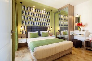 Brankas, meja kerja, tirai kedap cahaya, dan kedap suara