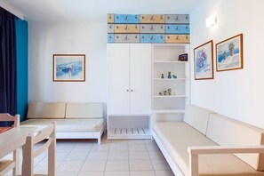 Flat-screen TV - Kallitsakis Beach (Platanias)