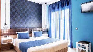 Tallelokero huoneessa, työpöytä, pimennysverhot, äänieristys