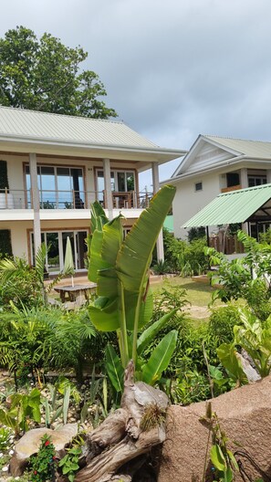 Vista frontal de la propiedad