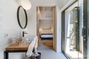 Tweepersoonskamer | 1 slaapkamer, een minibar, een bureau, geluiddichte muren